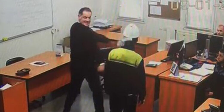 Fabrika sahibinin işçinin yüzüne kağıt fırlatmasına inceleme