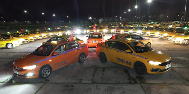 Fatih'te toplanan taksiciler şehitleri andı