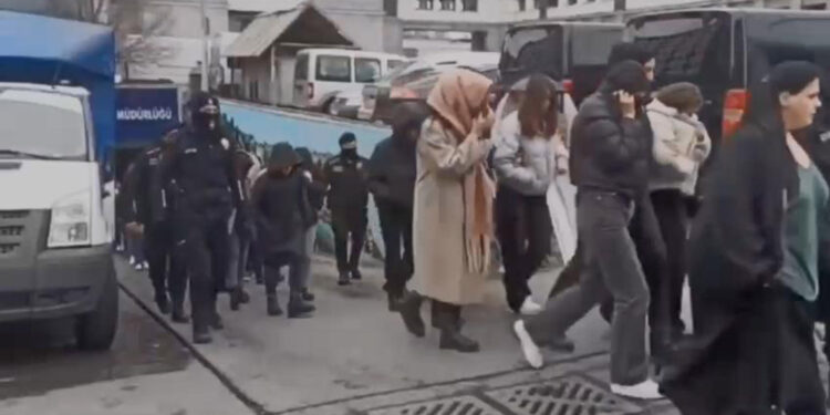 Forex operasyonunda ele geçirilenler emniyette sergilendi