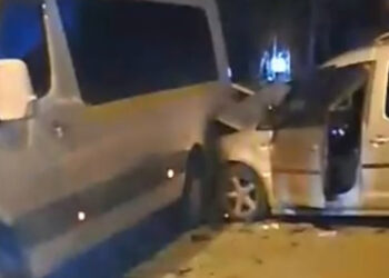 Freni patlayan kamyonet, 10 araca çarparak durabildi