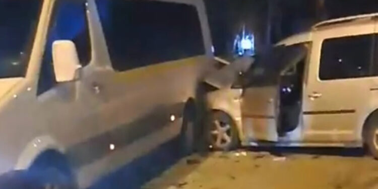 Freni patlayan kamyonet, 10 araca çarparak durabildi