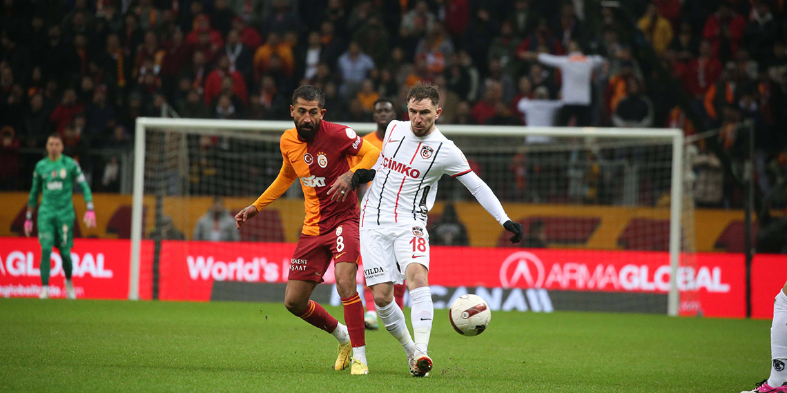 Süper Lig’in 23’üncü haftasında Galatasaray-Gaziantep FK ’yı konuk etti. Rams Park’ta saat 20.00’de oynanan karşılaşmayı Arda Kardeşler yönetti. Arda Kardeşler’in yardımcılıklarını ise Mehmet Emin Tuğral ile Esat Sancaktar yaptı.