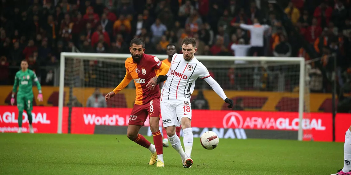 Süper lig’in 23’üncü haftasında galatasaray-gaziantep fk ’yı konuk etti. Rams park’ta saat 20. 00’de oynanan karşılaşmayı arda kardeşler yönetti. Arda kardeşler’in yardımcılıklarını ise mehmet emin tuğral ile esat sancaktar yaptı.  