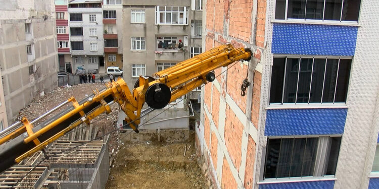 Gaziosmanpaşa'da yıkılma tehlikesi olan binalar vinçle desteklendi
