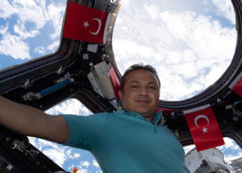 Gezeravcı'dan Türk bayraklı paylaşım
