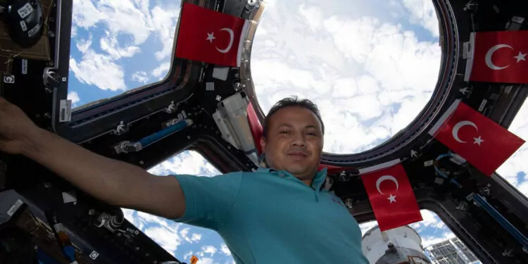 Gezeravcı'dan türk bayraklı paylaşım