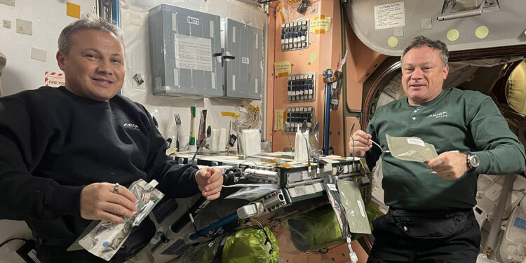 Gezeravcı’dan uzayda yemek paylaşımı