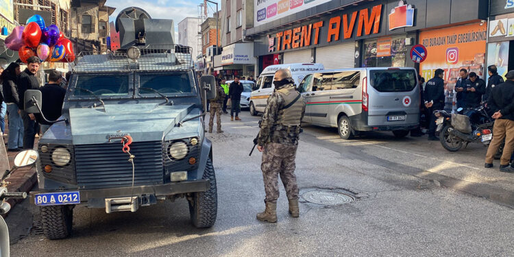 Hacze giden polis memuru tabancayla vuruldu