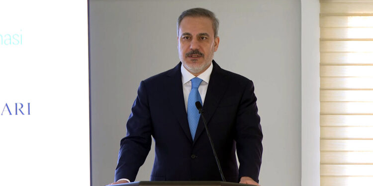 Hakan Fidan memur adayları ile bir araya geldi