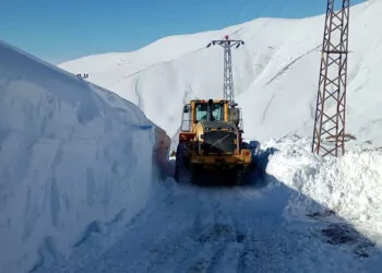 Hakkari'de 284 yerleşim yerinin yolu kardan kapandı