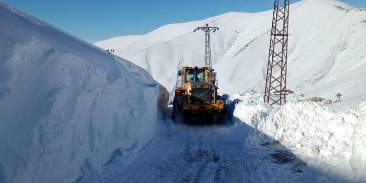 Hakkari'de 284 yerleşim yerinin yolu kardan kapandı