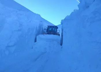 Hakkari'de 5 metre karla zorlu mücadele