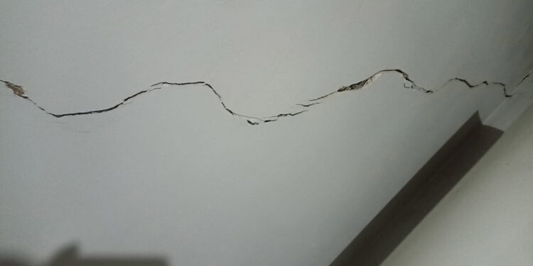 Hakkari'de depremler sonrası 28 evde çatlak oluştu