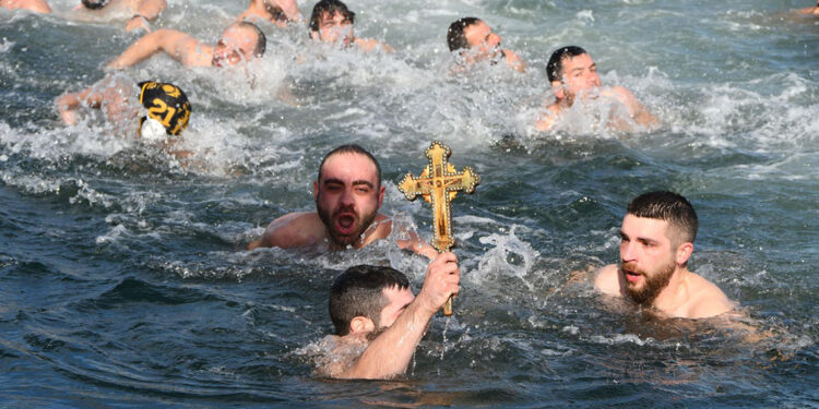 Haliç'te haç çıkarma töreni yapıldı