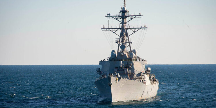 Husiler, ABD savaş gemisi'ne seyir füzesi attı