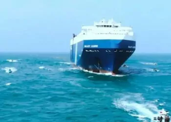 Husiler ticari gemiye balistik füzeyle saldırdı