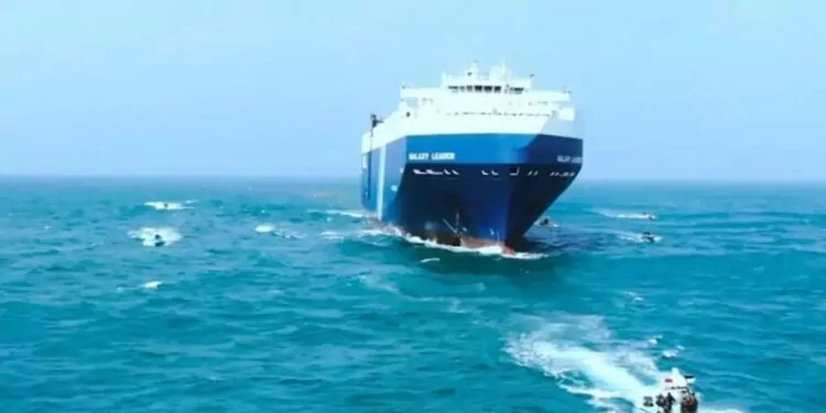 Husiler ticari gemiye balistik füzeyle saldırdı