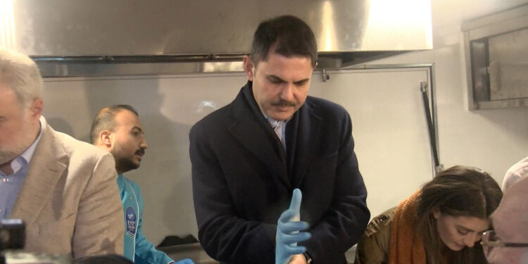 İBB Başkan adayı Kurum Eyüpsultan'da çorba dağıttı