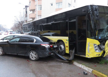 İETT otobüsü park halindeki 5 araca çarptı