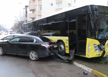 İett otobüsü park halindeki 5 araca çarptı