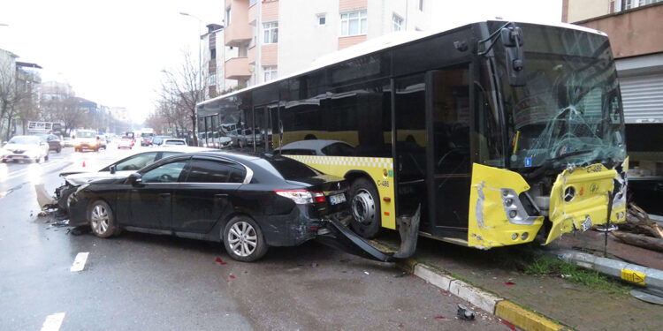 İETT otobüsü park halindeki 5 araca çarptı
