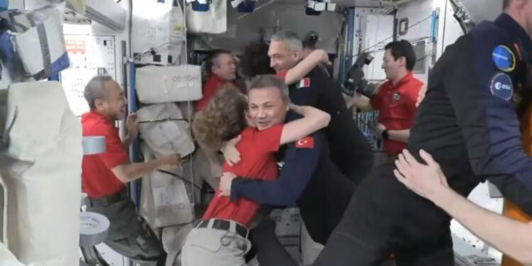 İlk Türk astronot için ISS'de karşılama töreni