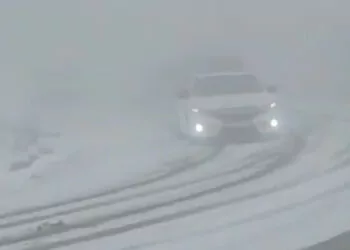 İnegöl ve i̇znik'te kar yağışı; araçlar yolda mahsur kaldı