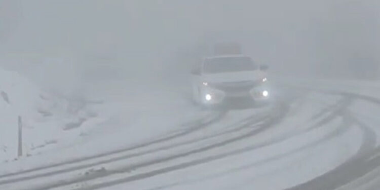 İnegöl ve İznik'te kar yağışı; araçlar yolda mahsur kaldı