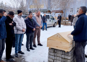 İpte asılı bulunan ortaokul öğrencisi 2 kız, defnedildi