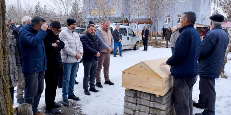 İpte asılı bulunan ortaokul öğrencisi 2 kız, defnedildi