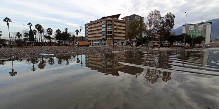 İskenderun sahili yine su altında kaldı