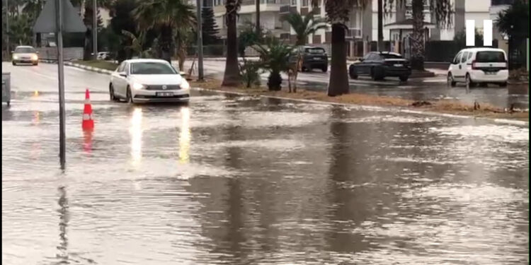 İskenderun'da sağanak; yollar yine göle döndü