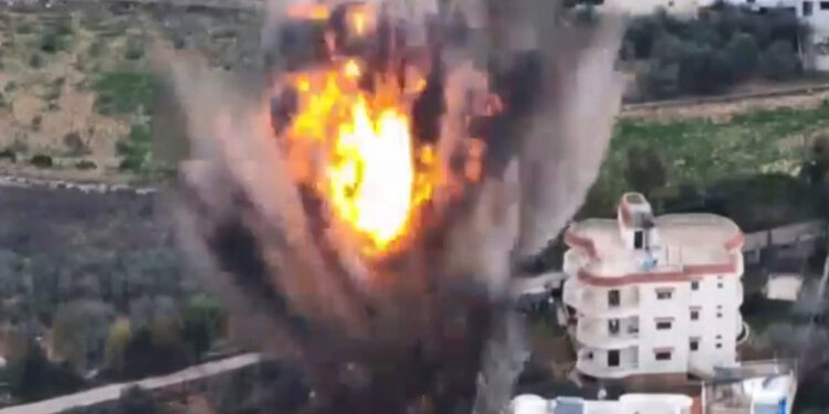 İsrail, Lübnan'daki Hizbullah binasını hedef aldı