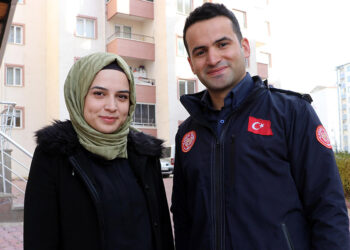 İtfaiyeci çiftten biri teorik, diğeri pratik eğitim veriyor