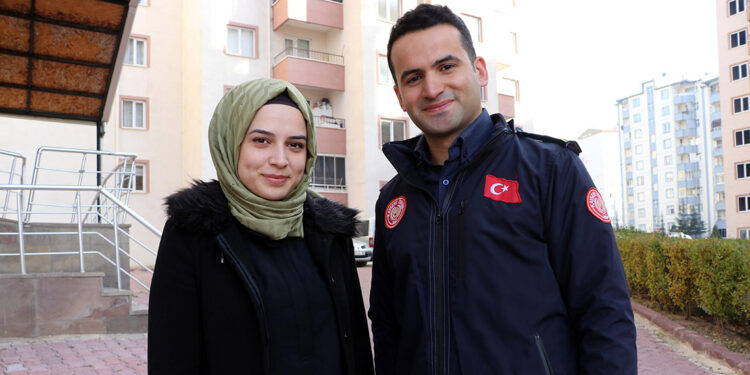 İtfaiyeci çiftten biri teorik, diğeri pratik eğitim veriyor