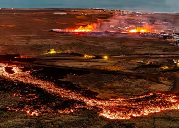 İzlanda’da yanardağda patlama: lavlar kentteki evlere ulaştı