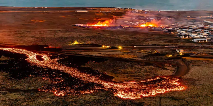 İzlanda’da yanardağda patlama: lavlar kentteki evlere ulaştı
