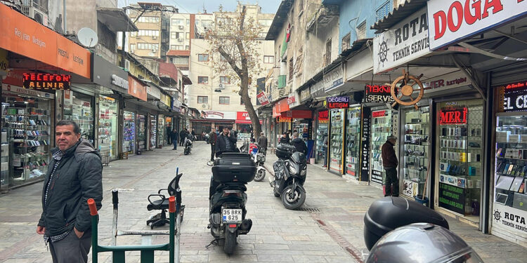 İzmir açıklarında 4.2 büyüklüğünde deprem