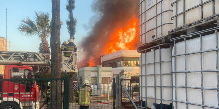 İzmir'de parfüm fabrikasında yangın: 1 ölü, 3 yaralı