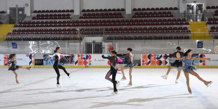 İzmirli sporcular artistik buz pateninde parlıyor
