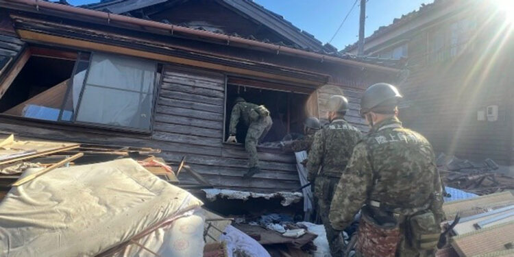 Japonya ordusu, 10 bin personelle deprem bölgesinde