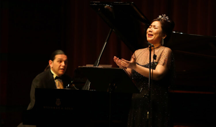 Koreli ünlü şan sanatçısı Sunah Moon sesiyle büyüledi