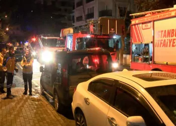 Kadıköy'de 10 katlı binada yangın; 4 kişi hastaneye kaldırıldı