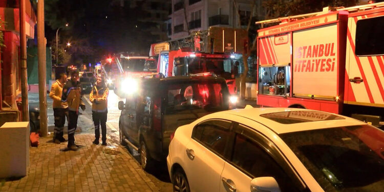 Kadıköy'de 10 katlı binada yangın; 4 kişi hastaneye kaldırıldı