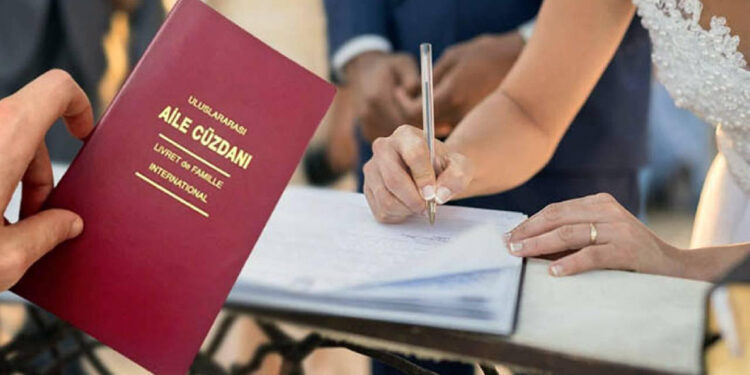 Kadınların evlendiği erkeğin soyadını alma zorunluluğu kalktı