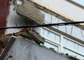 Kağıthane'de 3 katlı binanın balkonu çöktü