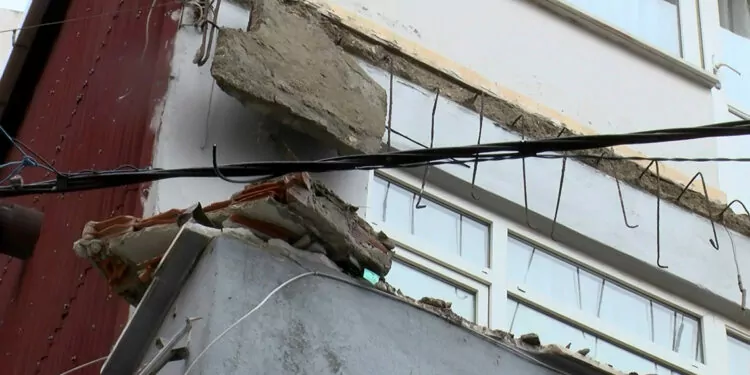Kağıthane'de 3 katlı binanın balkonu çöktü