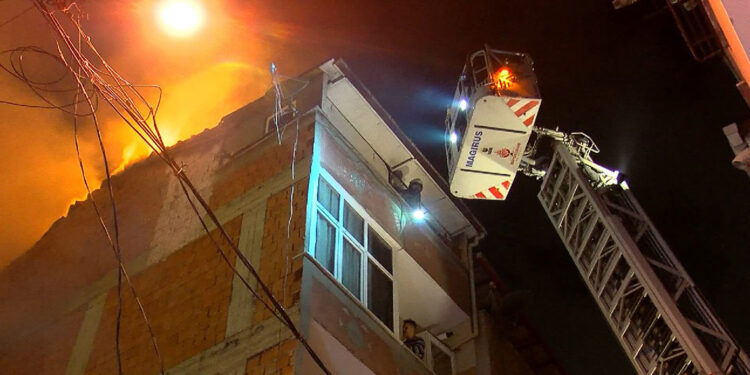 Kağıthane'de yangın bitişiğindeki binalara sıçradı