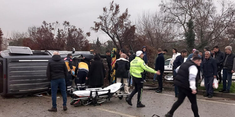 Kamyonet, karşı şeride geçerek iki otomobile çarptı: 5 yaralı