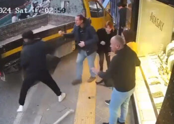 Kamyonet yayalara çarparak iş yerine girdi: 5 yaralı